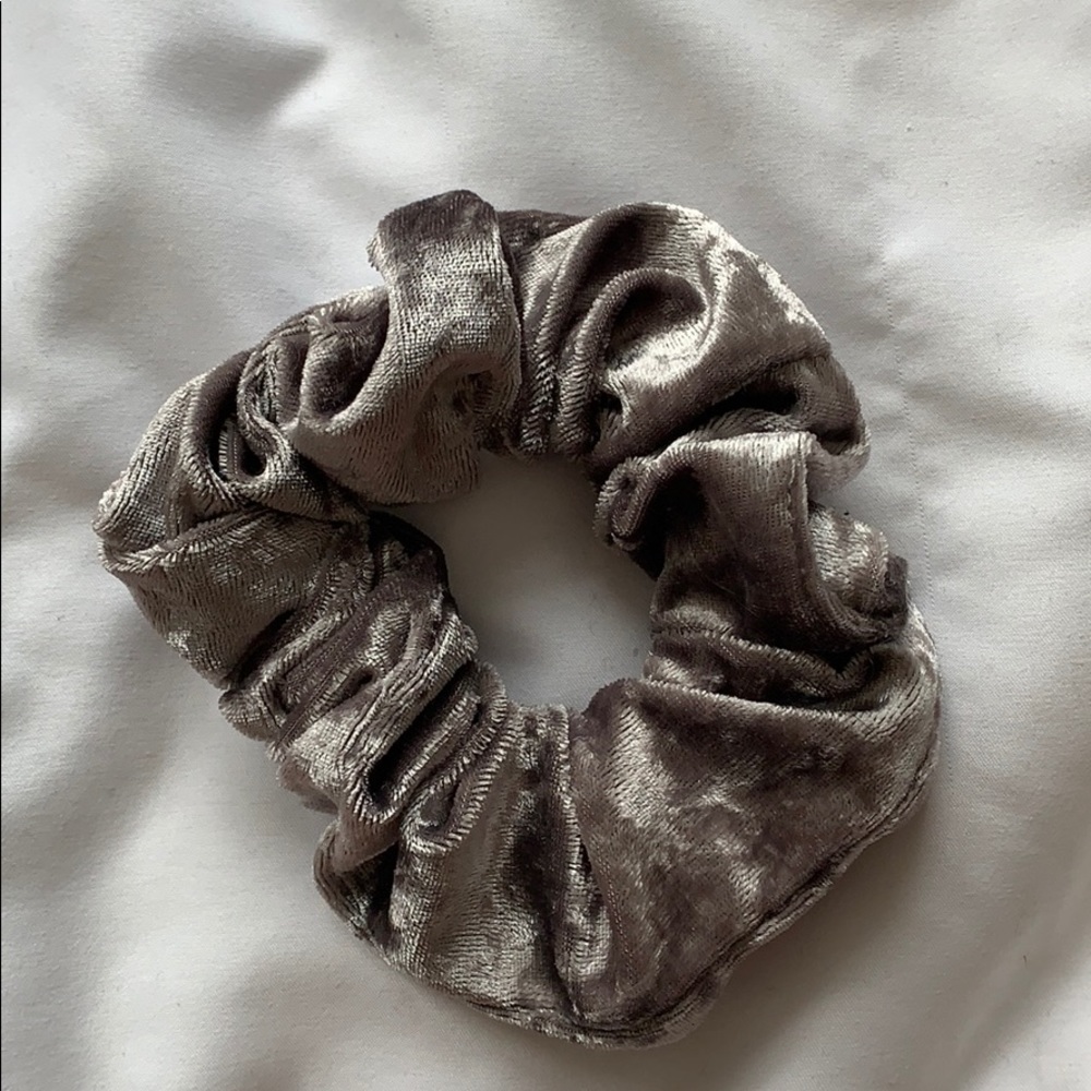 GREY/SILVER VELVET SCRUNCHIE